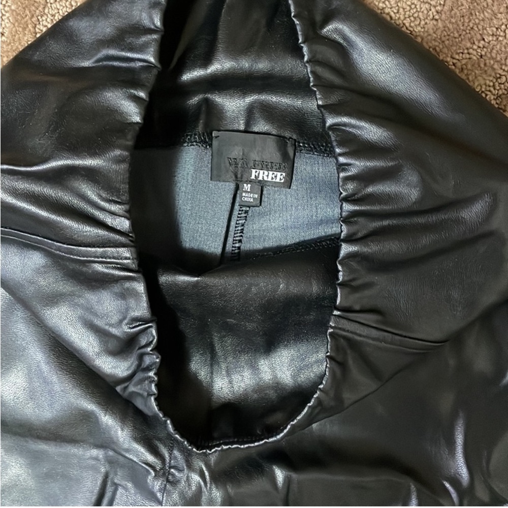 Wilfred FREE pleather leggings size medium - Picture 4 of 4